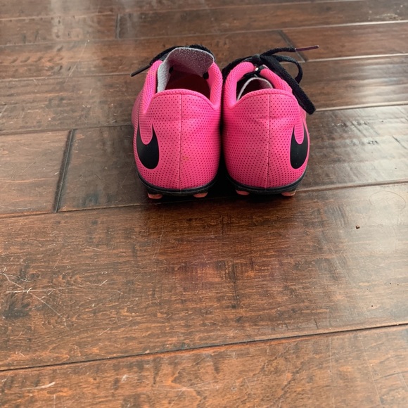 EUC Unisex Pink Nike Soccer Cleats Kids Size 4 - Picture 2 of 7